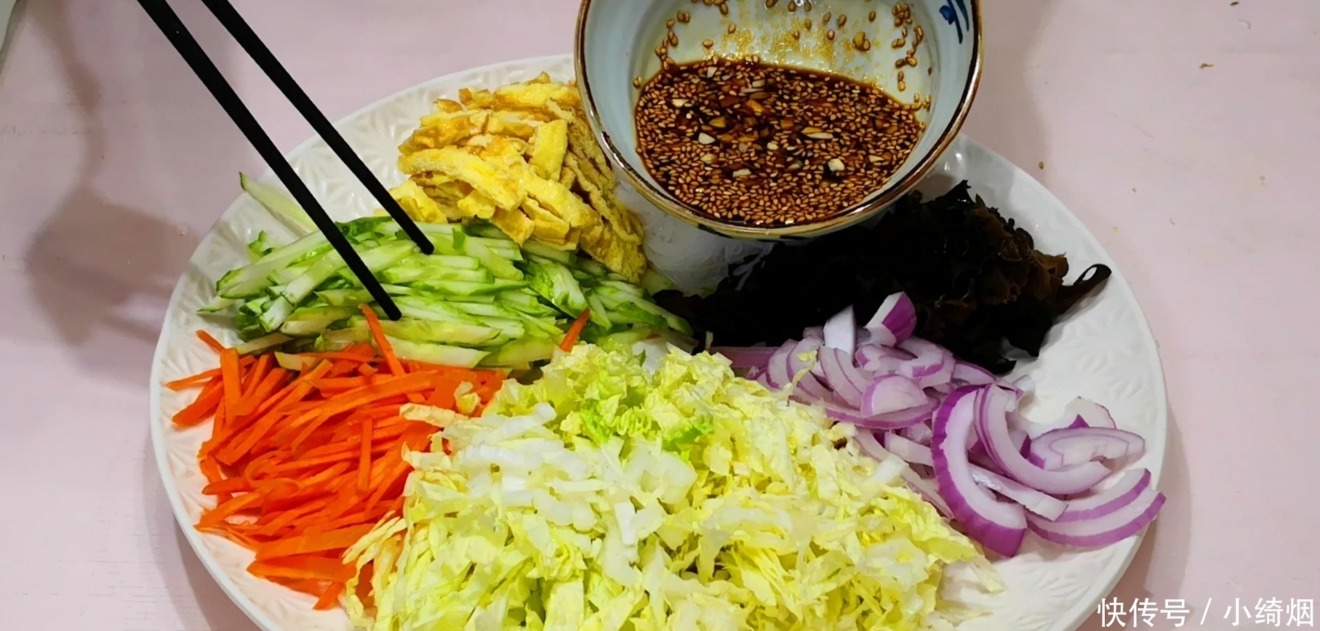 白菜别只炖和炒了,加2个鸡蛋,比吃肉还香,上桌汤汁都不剩,香