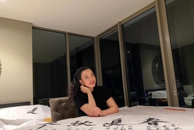 刘晓庆晒书法,“不老女神”师从名家,书法雅致,字如其人