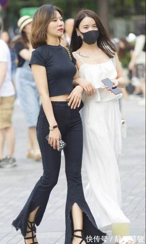 小女孩|时尚的穿搭小女孩：两位美女大方的姿态漫步街头，清爽大气