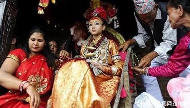 尼泊尔“活女神”悲哀:被禁锢在寺庙,双脚不能触地,最后孤独终