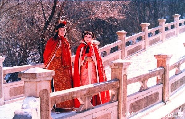 着精神上|红楼梦里贾宝玉有两位精神知己,一位是黛玉,另一位是槛外人妙玉