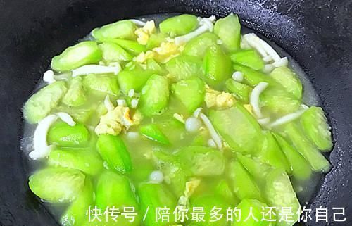 煮丝瓜时加一宝,比鸡汤还鲜美,常吃,排出毒素,皮肤细嫩年轻