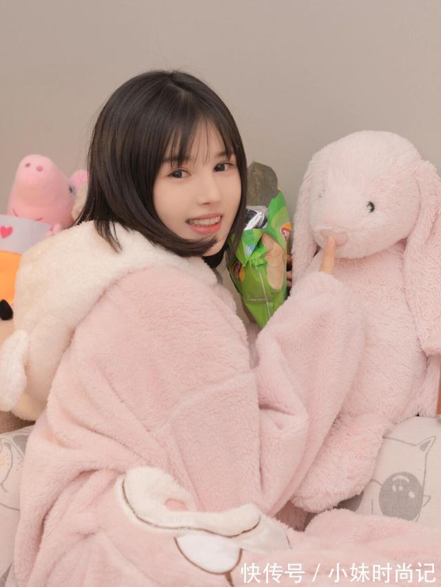 少女心 可爱版粉色棉质睡衣穿在漂亮美女身上,更加有少女心,让人喜欢