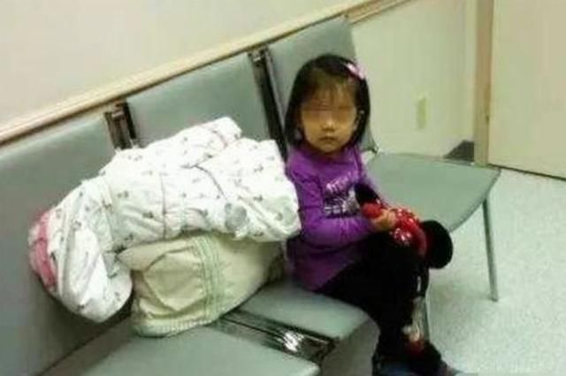 产妇|产妇深夜生二胎,女儿独身在产房外等候,护士询问后忍不住心疼