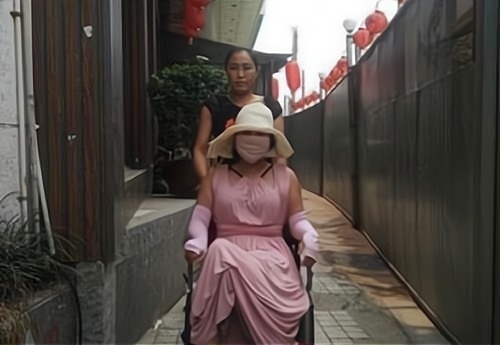 丰胸#16岁开始整容,花400万“换脸”200次的“红粉宝宝”,现在怎样