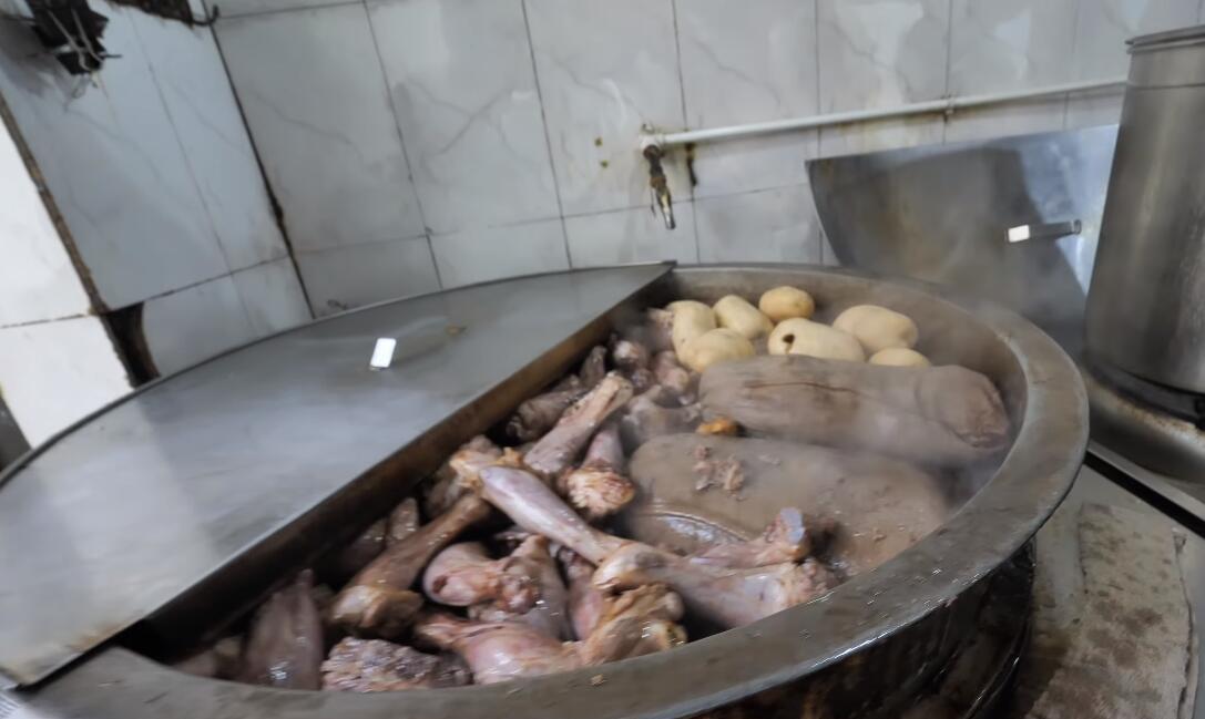 饭店|饭店老板做手抓羊肉,用一招让羊肉变紧实没膻味,每天煮几十只羊