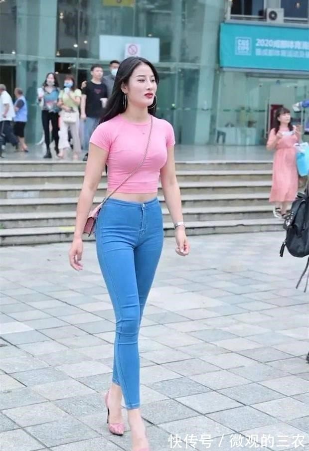 衬衫 直爽的美女,身材好,粉红色衬衫穿着轻盈成熟的时尚风!
