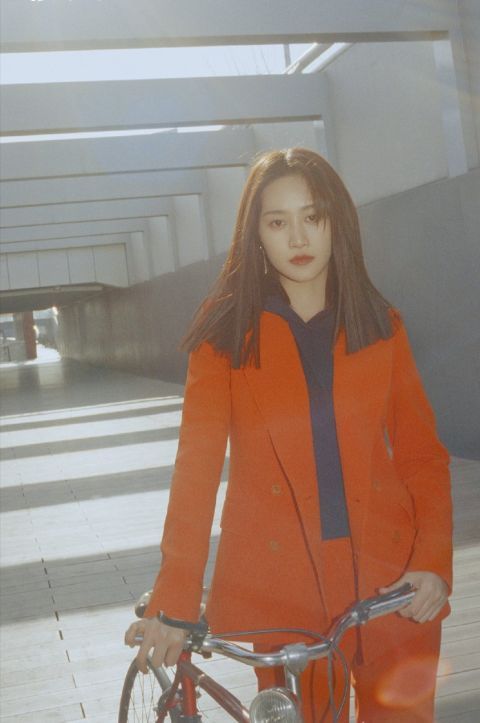 蓝盈莹重回浪姐舞台，网友：野心写在脸上，怪不得曹骏和她分手