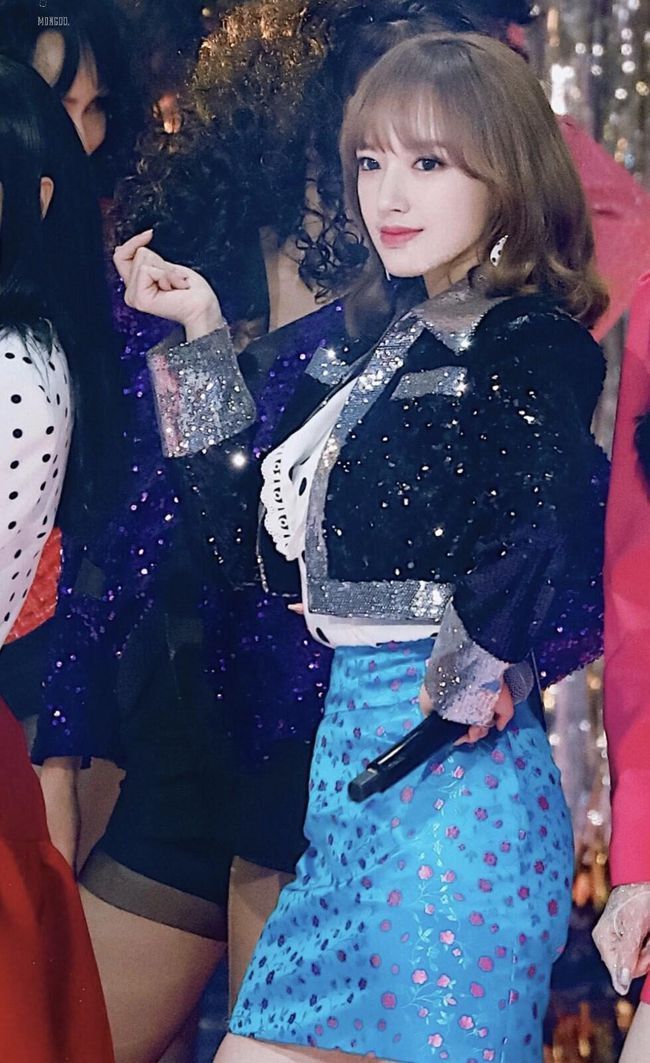 俏皮可爱|22岁就这么有气场!亮片上衣搭配蓝色包臀裙耀眼璀璨,太吸睛