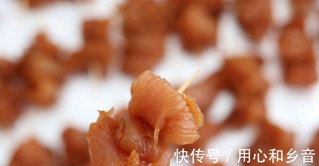 口感绝佳的童年小食，孜然牙签肉，香酥脆嫩，美味无比！