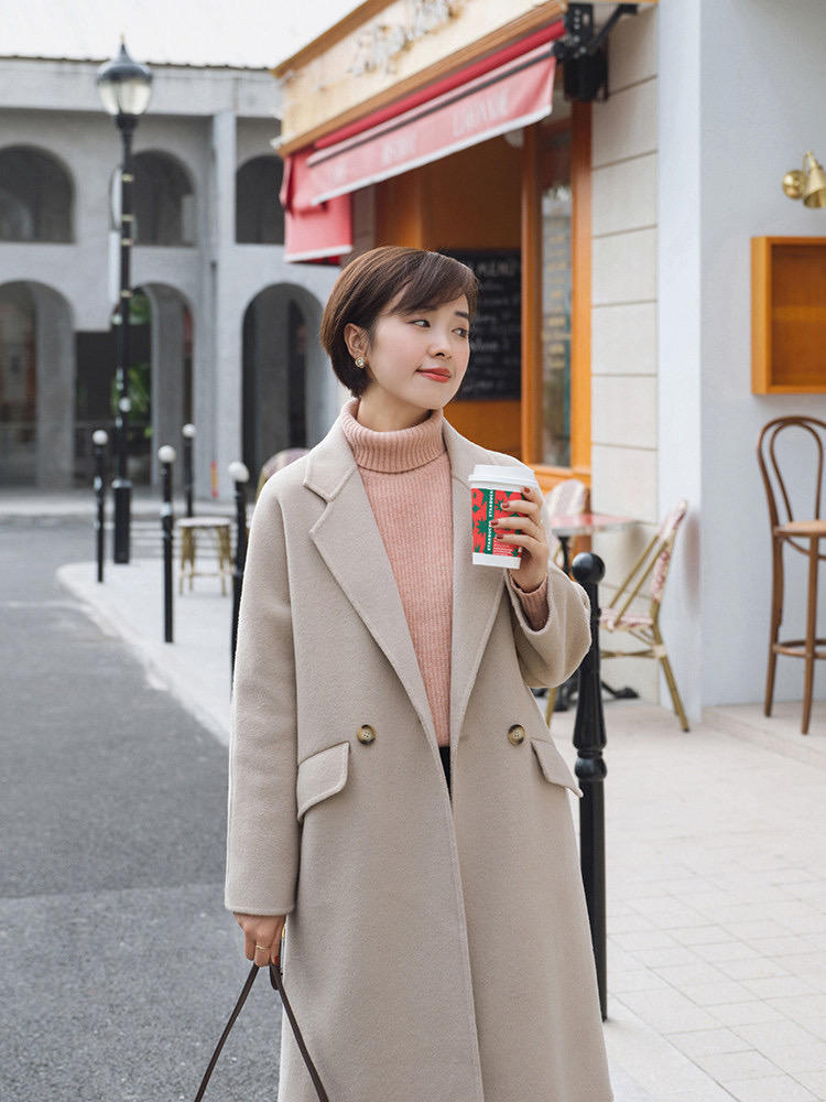 美女|漂亮妹妹都爱穿这3款大衣,不仅时尚大气,还能塑型,打造完美身材!