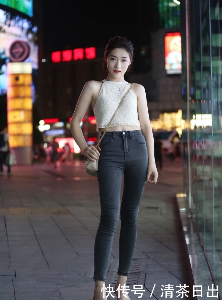 美少女|街拍:活泼开朗的美少女,白色T恤配上黑色短裙,青春又时尚!