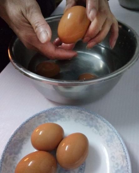 清水|煮鸡蛋不要只加清水，再加一步，蛋壳轻轻一捏就掉，鸡蛋滑嫩可口