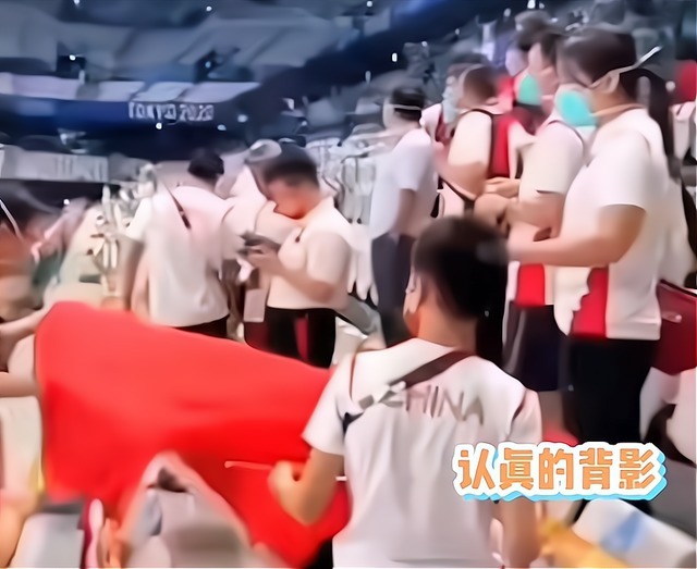 天才少女|强烈爱国心!全红婵细心整理手中的国旗,红姐不让国旗有一丝凌乱