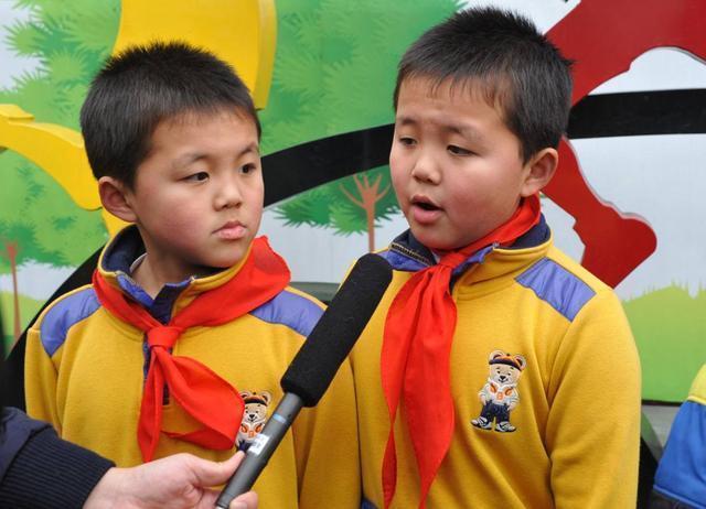 gt|妹妹刚入幼儿园,哥哥在大班赶来''慰问'',兄妹相见的场景太暖心