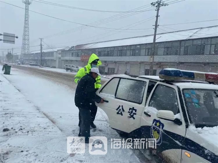 新闻记者|最美“雪警”！德州“第一手”雪景其实出自这里