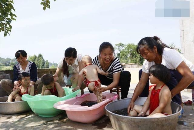 洗澡|宝宝身上再臭再脏，3个时间段也别洗澡，对健康没一点好处