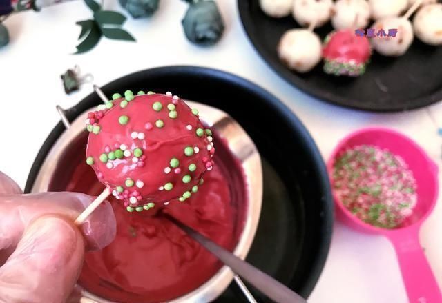 家有剩余的巧克力吗给孩子做个漂亮的巧克力奶球吧，简单好吃