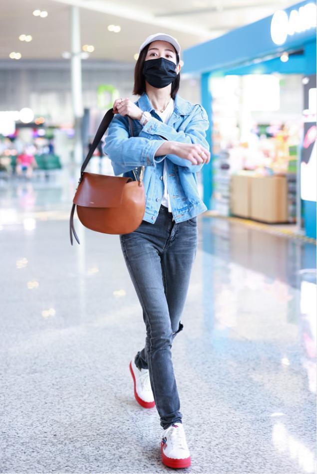 洞裤|健身达人张钧甯真会穿,牛仔外套配破洞裤休闲随性,身材真是绝了