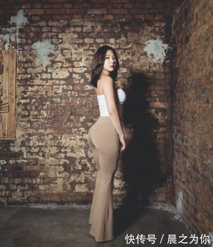 有型|爱健身的模特，身材凹凸有型，穿什么无痕健身裤都好看！