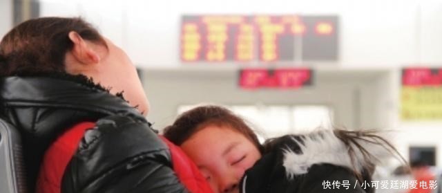 东西|幼儿园老师发现娃兜里鼓囊囊,摸出的东西属实意外,园长退园吧