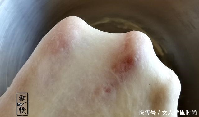 美味面包也能做之有易，简单一卷，撒上料，咸甜有度，早餐的挚爱