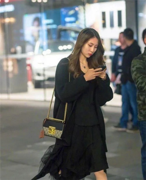 尽显|街拍肤白貌美的小姐姐,修身衣搭配紧身裤,尽显苗条好身材