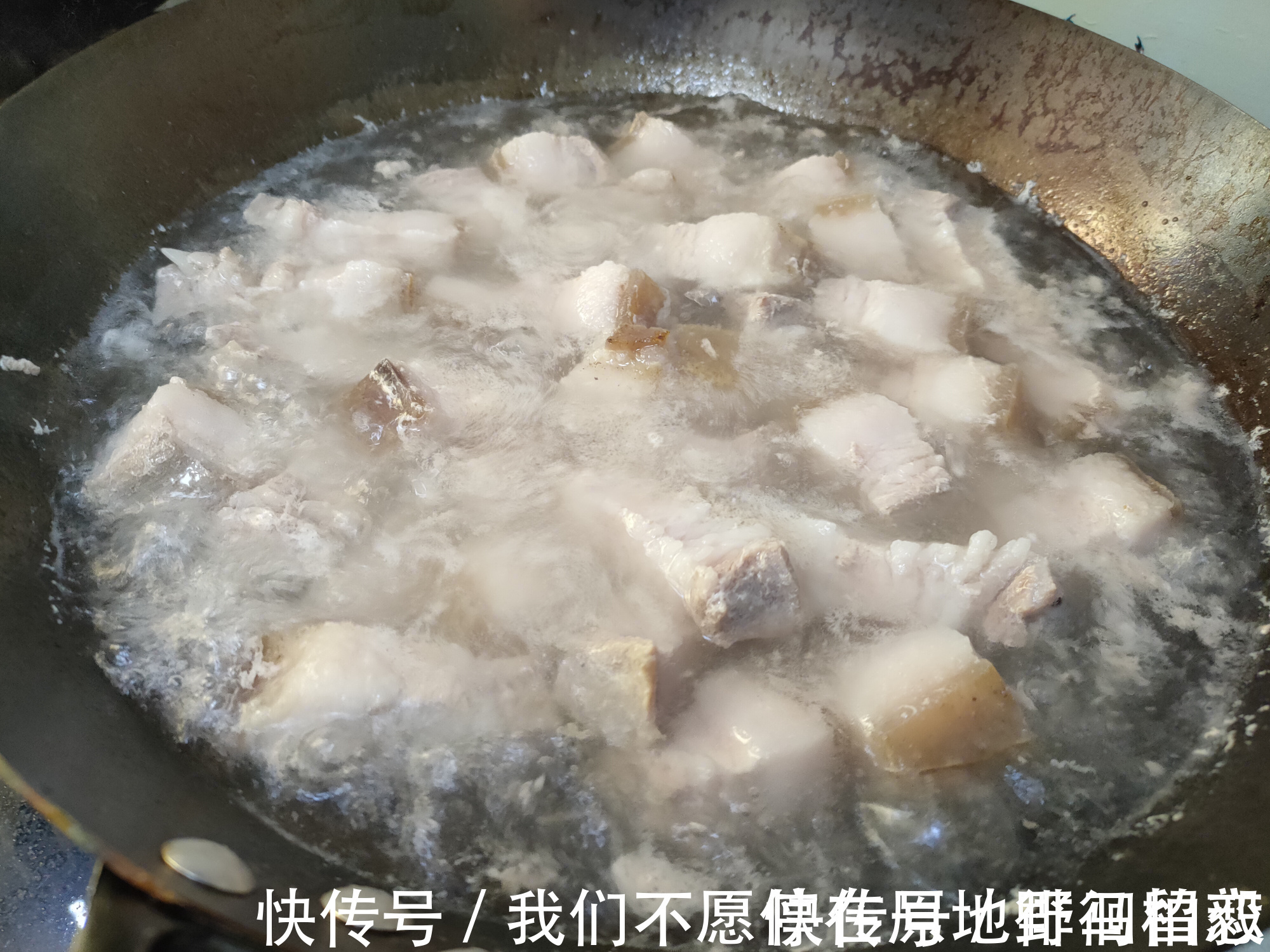 爷爷做了几十年红烧肉,口感软烂香入味,香料只加这四味即可
