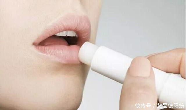 涂口红前需要先涂润唇膏吗？多数人都搞错了，难怪唇色悄悄变深了