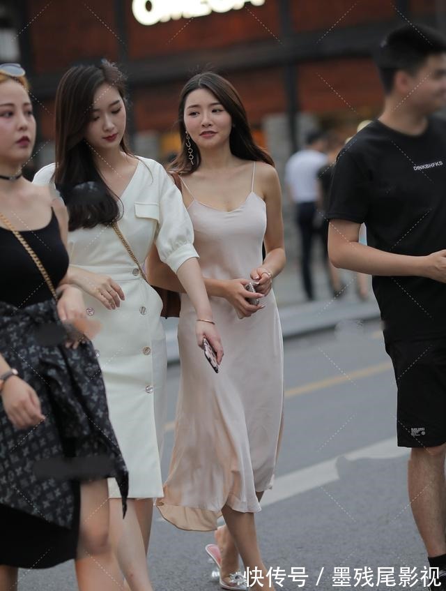 吊带 米白色吊带连衣裙搭配水晶高跟鞋,气质出众,青春靓丽!