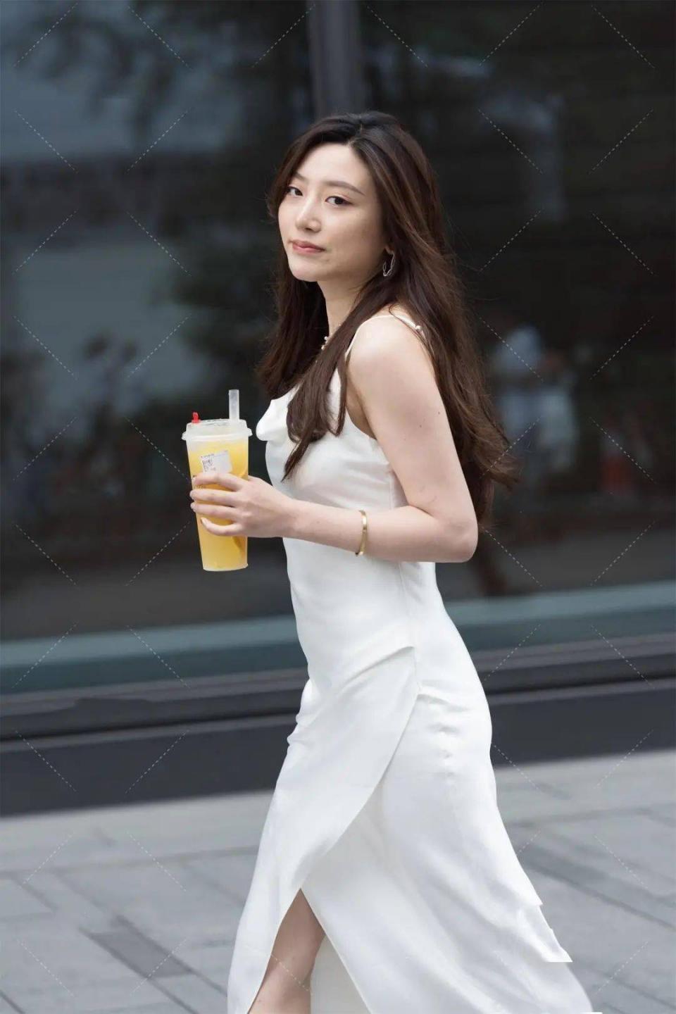 飘逸|美女街拍：白色吊带连衣裙搭配，青春减龄飘逸自然，这气质是真实存在的吗