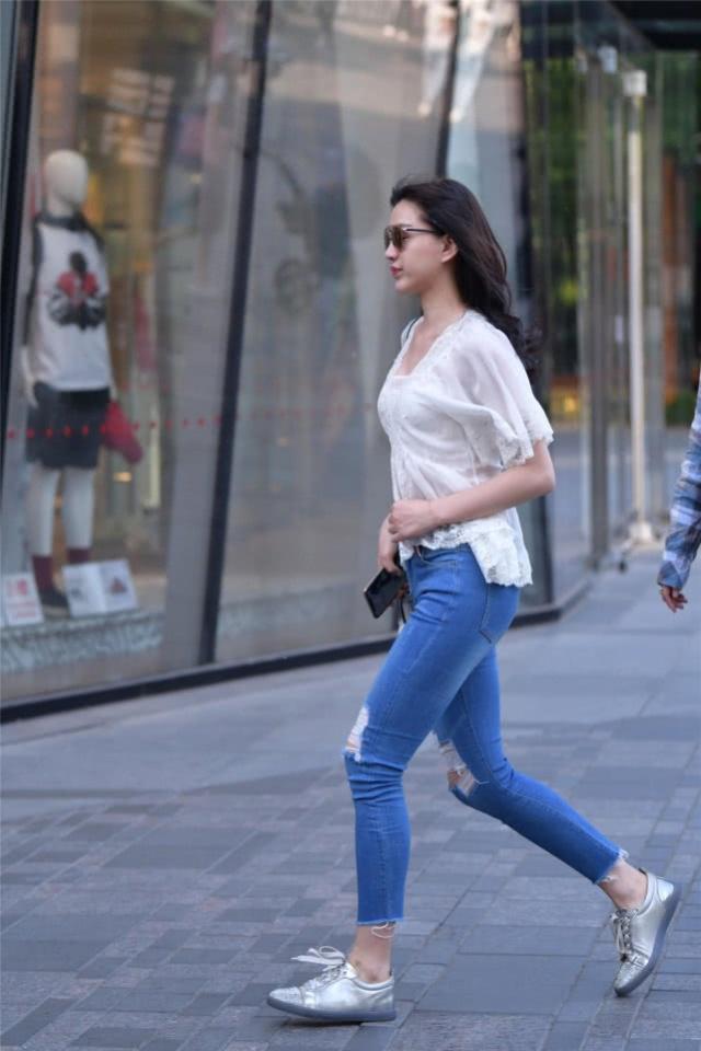 街拍:小姐姐身着田园风格碎花连衣裙,特别有女人味,恬静优雅