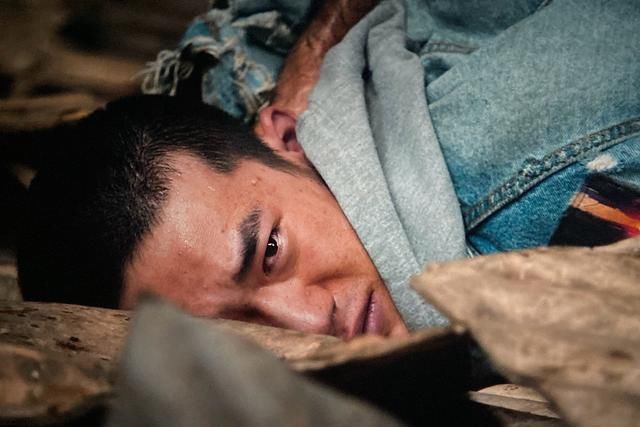 易烊千玺昔日队友处境大公开,路边表演没人看?