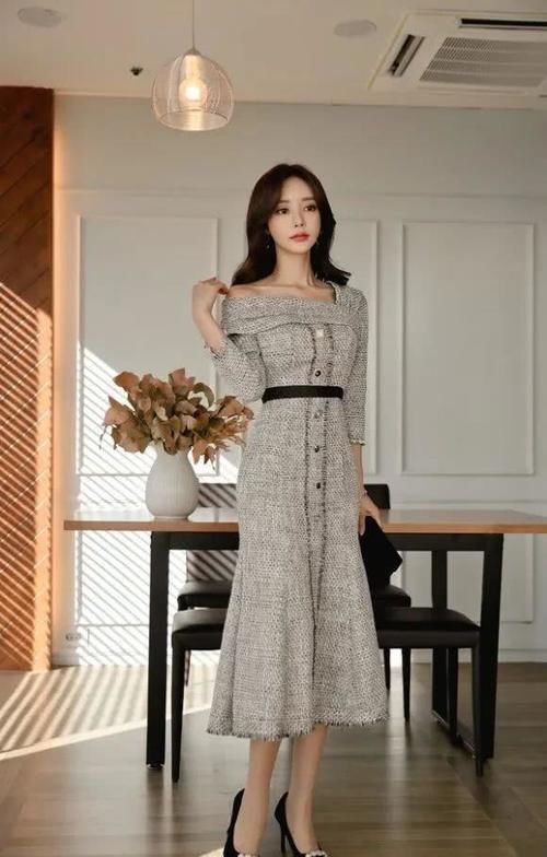  气质|美女穿搭：曼妙幽灰搭肩磨砂衣裙，典雅气质，女人味在蔓延