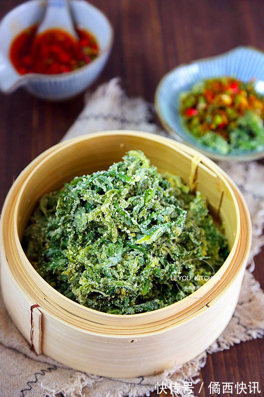 茼蒿叶拌点面粉蒸熟,比炒着吃更香,是菜也是主食,饱腹还不长肉