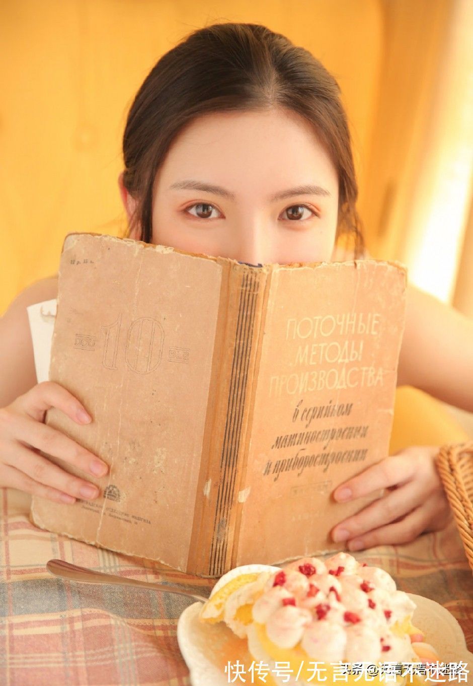 妆容 美女精致妆容搭配灵动造型,充满娇柔女性之美