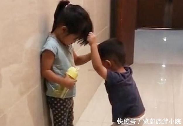 孩子|弟弟想和姐姐一起玩,坐在房门口等姐姐醒,这姐弟俩相处得太好了