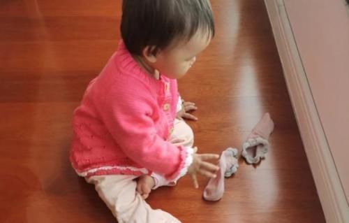 袜子|宝宝总以“拽袜子”为乐?脱袜背后的小心思,家长心里要有数