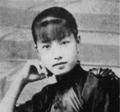 孟小冬@杜月笙的妻子孟小冬,穿旗装不好看,换民国装就是天仙!