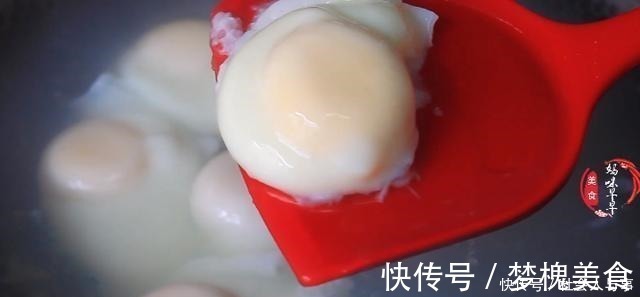 煮荷包蛋时,记得别水开下锅,掌握几个技巧,鸡蛋完整圆嫩不出沫