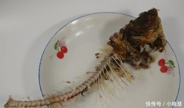 鱼刺卡喉|鱼刺卡喉咙别急着喝醋,只需含一片“它”,鱼刺自己“跑出来”