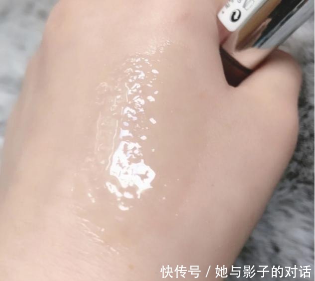 美女|氛围感美女唇妆是重点,口红谁都涂,配合小技巧颜值翻倍!