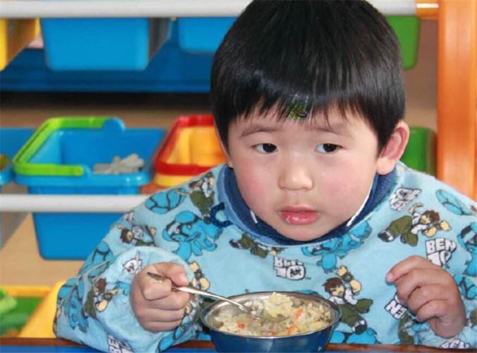 孩子|孩子3岁就得送幼儿园?育儿专家建议:父母送错了,娃会遭罪的