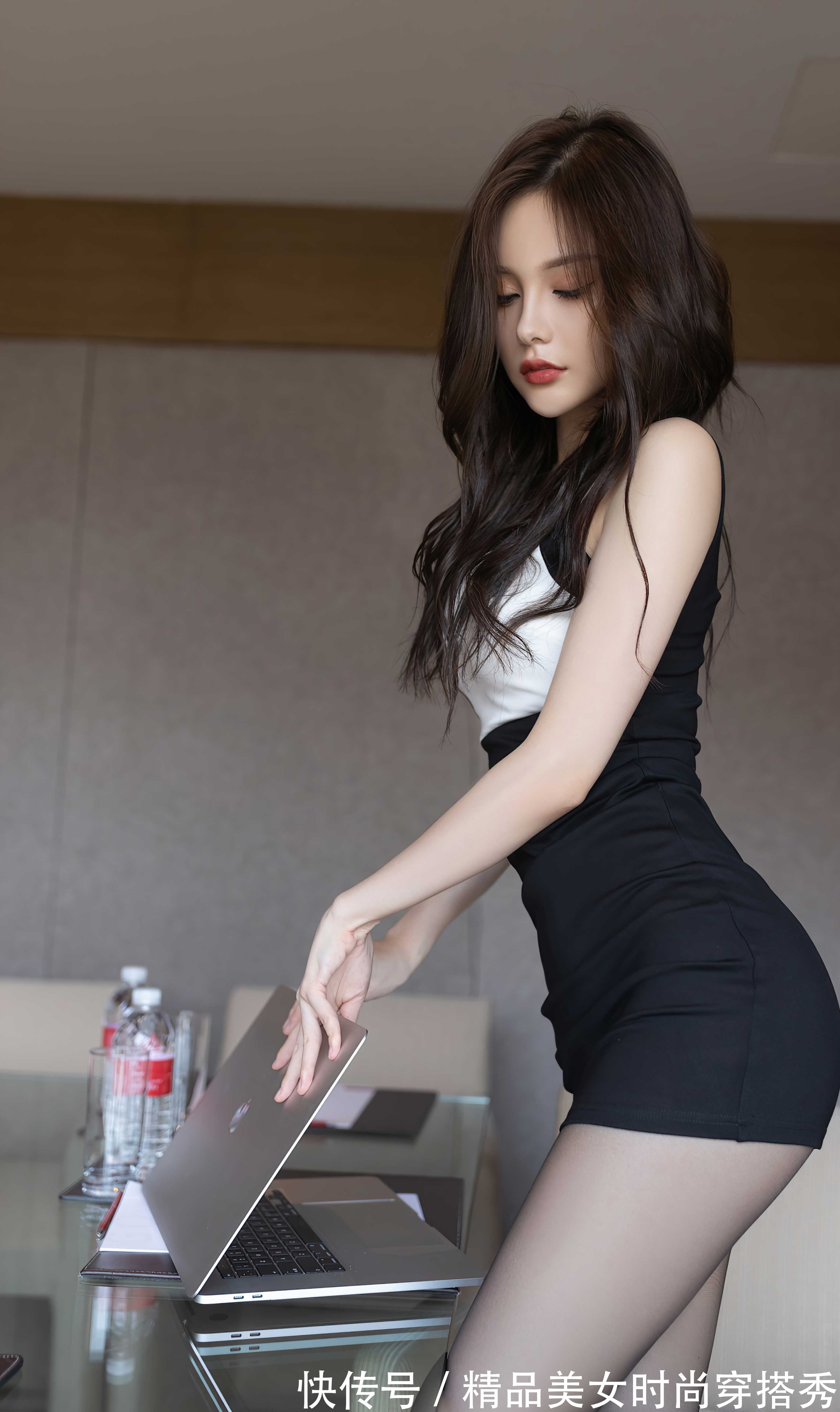 高跟鞋 黑色连衣裙无袖的设计清凉有型,搭配一双高跟鞋,优雅精致迷人