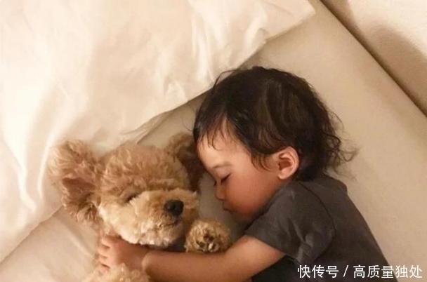 反复期|4岁儿子独享2米大床,却总说“睡着挤”,宝妈看完监控后泪目