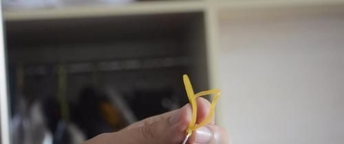 今天才知道,易拉罐拉环上套根橡皮筋,有一个隐藏实用功能,太棒了