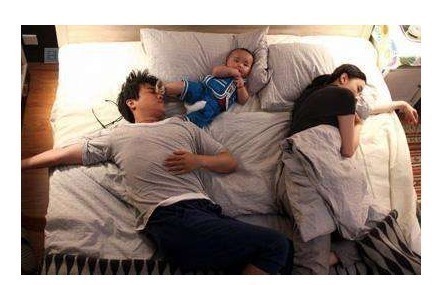 父母|宝宝睡觉总是满床滚可能都是父母惹的祸，很多父母都不知道