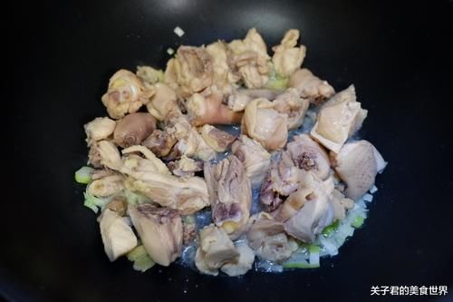  鸡肉|鸡肉吃起来的口感也非常的软嫩，把它和山药搭配在一起，分享炖鸡小技巧