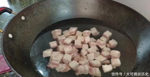 红烧肉炖土豆,肥而不腻,软烂嫩滑,记着多备上两碗米饭