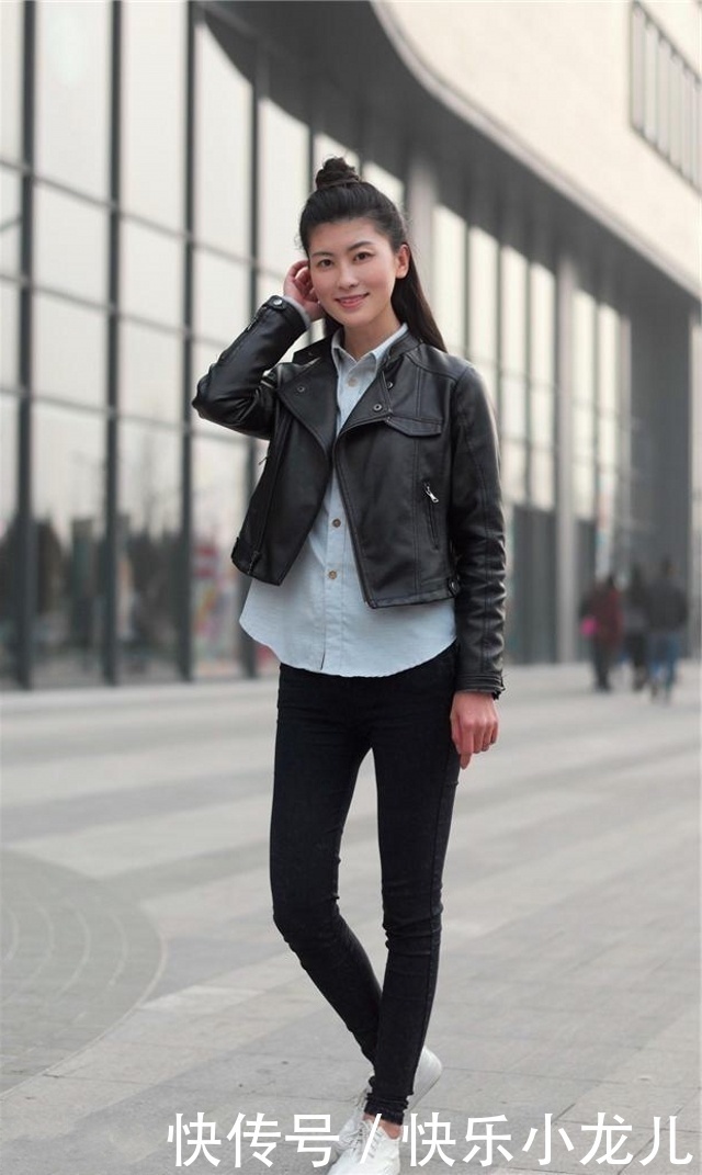 时尚穿搭，小姐姐搭配了一件白色T恤，配色清爽减龄